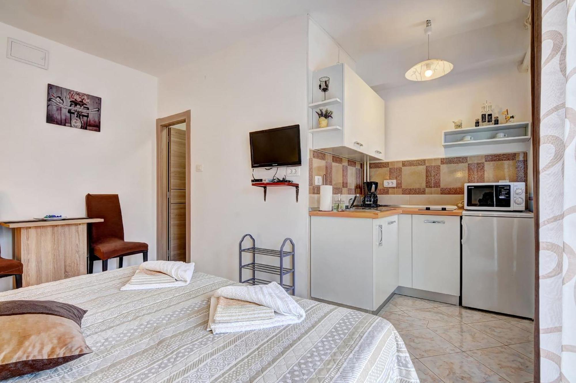 Lovely Apartments In Valbandon Fažana Exterior foto